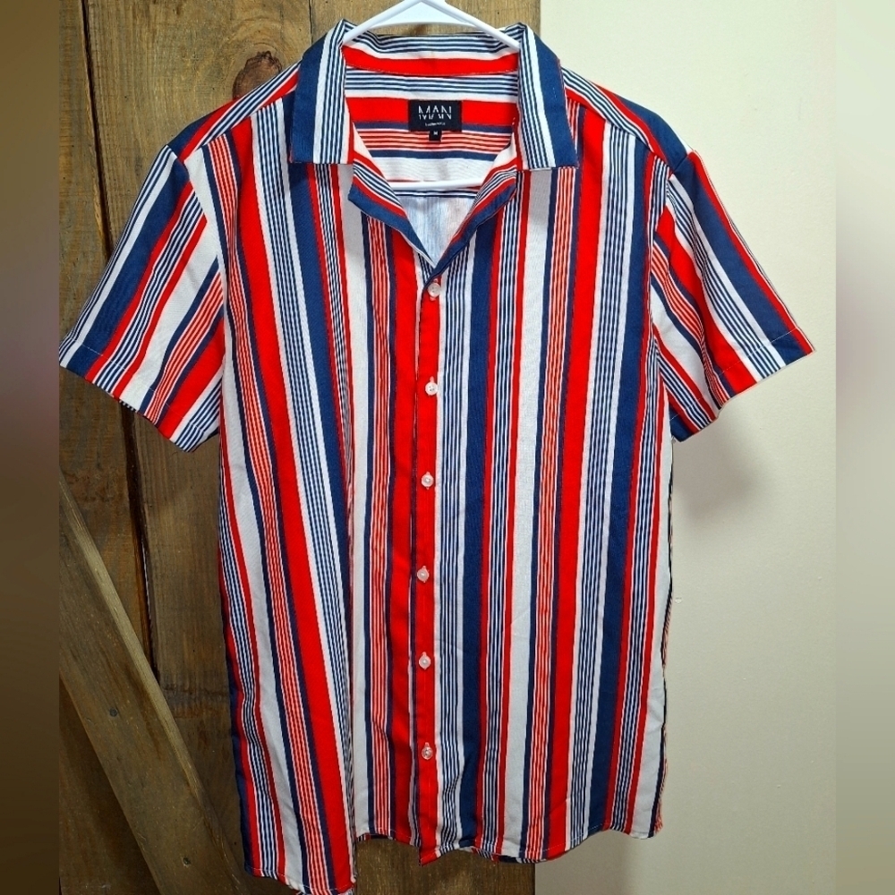 A Boohoo Man short sleeve button-down multicolored striped shirt. Medium